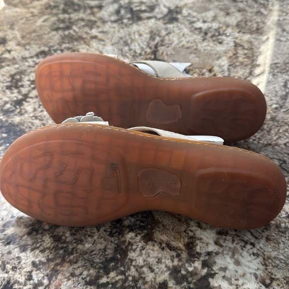 Born ivory shoes, size 9, like new condition, worn once. - Picture 3 of 5